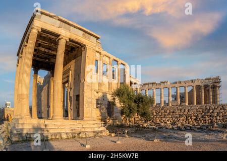 Erechtheion Tempio (Erechtheum) con i Cariatidi presso il sito archeologico dell'Acropoli di Atene, Grecia. Tempio del Partenone sullo sfondo Foto Stock