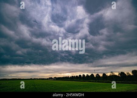 Cielo drammatico con nuvole di mammati o bolle sul bordo anteriore di un fronte freddo sopra la parte occidentale dell'Olanda Foto Stock