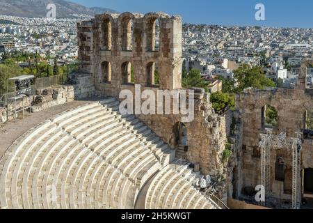 Vista interna all'Odeon di Erodes Attico (Erodion) Teatro greco antico visto dal sito archeologico dell'Acropoli di Atene, Grecia Foto Stock