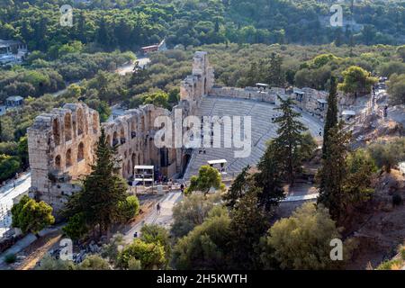 Vista panoramica sull'Odeon di Erodes Attico (o Erodion), teatro greco antico visto dal sito archeologico dell'Acropoli di Atene Foto Stock