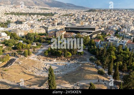 L'antico Teatro greco di Dioniso (o Dioniso) è costruito sul versante sud dell'Acropoli. Il Museo dell'Acropoli sullo sfondo Foto Stock