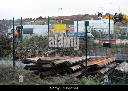 Wendover, Regno Unito. 9 novembre 2021. Dopo aver distrutto un nappo di nocciole e il bosco medievale di spinney al largo di Small Dean Lane a Wendover, HS2 e stanno ora iniziando lavori di perforazione presso il sito per la loro costruzione di un viadotto attraverso la A413, la linea ferroviaria Chiltern e il piccolo Dean Lane. La gente del posto è furiosa per la distruzione che l'HS2 sta causando al paesaggio. Credit: Maureen McLean/Alamy Foto Stock