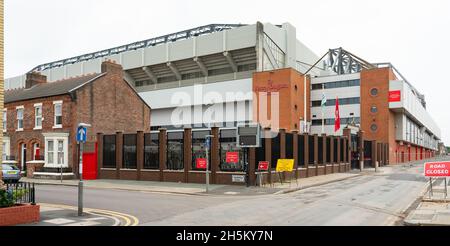 Skerries Road, all'ombra del Kenny Dalglish Stand dell'Anfield Stadium del Liverpool Football Club. Immagine scattata nel settembre 2021. Foto Stock