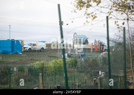 Wendover, Regno Unito. 9 novembre 2021. Dopo aver distrutto un nappo di nocciole e il bosco medievale di spinney al largo di Small Dean Lane a Wendover, HS2 e stanno ora iniziando lavori di perforazione presso il sito per la loro costruzione di un viadotto attraverso la A413, la linea ferroviaria Chiltern e il piccolo Dean Lane. La gente del posto è furiosa per la distruzione che l'HS2 sta causando al paesaggio. Credit: Maureen McLean/Alamy Foto Stock