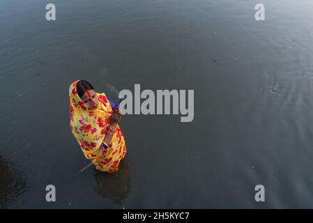 Kathmandu, Nepal. 10 novembre 2021. Un devoto offre preghiere durante la celebrazione al fiume Bagmati. La festa di Chhath è celebrata per adorare Dio Sole dove i devoti rendono omaggio al sole e a sua sorella 'Chhathi Maiya'. Il Chhath Puja è eseguito per ringraziare Dio Sole per aver sostato la vita sulla terra e per chiedere la concessione di certi desideri. (Foto di Bivas Shrestha/SOPA Images/Sipa USA) Credit: Sipa USA/Alamy Live News Foto Stock