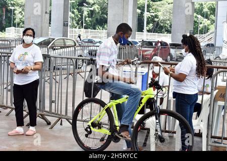 Salvador, Bahia, Brasile. 10 novembre 2021. (INT) la vaccinazione contro il Covid-19 è effettuata allo stadio Arena Fonte Nova, a Salvador. 10 novembre 2021, Salvador, Bahia, Brasile: La vaccinazione contro Covid-19, una malattia causata dal coronavirus, è effettuata nel sistema drive-thru allo stadio Arena Fonte Nova, a Salvador, Bahia, Mercoledì (10) (Credit Image: © Walmir Cirne/TheNEWS2 via ZUMA Press Wire) Foto Stock