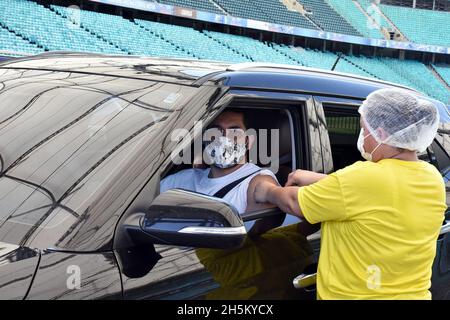 Salvador, Bahia, Brasile. 10 novembre 2021. (INT) la vaccinazione contro il Covid-19 è effettuata allo stadio Arena Fonte Nova, a Salvador. 10 novembre 2021, Salvador, Bahia, Brasile: La vaccinazione contro Covid-19, una malattia causata dal coronavirus, è effettuata nel sistema drive-thru allo stadio Arena Fonte Nova, a Salvador, Bahia, Mercoledì (10) (Credit Image: © Walmir Cirne/TheNEWS2 via ZUMA Press Wire) Foto Stock