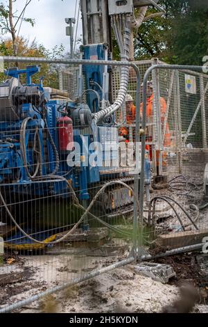 Wendover, Regno Unito. 9 novembre 2021. HS2 stanno perforando nel gesso sotto i Chilterns all'ex fattoria di Barn di strada alla periferia di Wendover. La gente del posto è sempre più preoccupata per l'impatto ambientale che HS2 ha sulla falda acquifera di gesso attraverso i Chilterns mentre HS2 rischia di inquinare l'approvvigionamento idrico. HS2 costruirà una fabbrica di bentonite presso il sito e un pernottamento per un massimo di 240 lavoratori HS2. Credit: Maureen McLean/Alamy Foto Stock