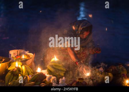 Kathmandu, Nepal. 10 novembre 2021. Un devoto esegue rituali durante la celebrazione di Chhath puja al fiume Bagmati. La festa di Chhath è celebrata per adorare Dio Sole dove i devoti rendono omaggio al sole e a sua sorella 'Chhathi Maiya'. Il Chhath Puja è eseguito per ringraziare Dio Sole per aver sostato la vita sulla terra e per chiedere la concessione di certi desideri. (Foto di Bivas Shrestha/SOPA Images/Sipa USA) Credit: Sipa USA/Alamy Live News Foto Stock