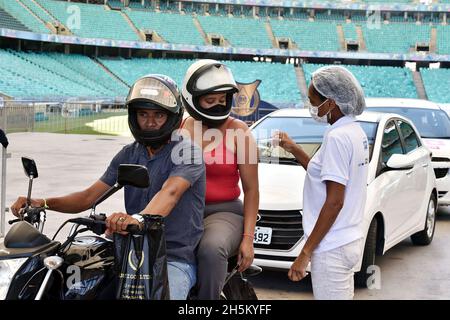 Salvador, Bahia, Brasile. 10 novembre 2021. (INT) la vaccinazione contro il Covid-19 è effettuata allo stadio Arena Fonte Nova, a Salvador. 10 novembre 2021, Salvador, Bahia, Brasile: La vaccinazione contro Covid-19, una malattia causata dal coronavirus, è effettuata nel sistema drive-thru allo stadio Arena Fonte Nova, a Salvador, Bahia, Mercoledì (10) (Credit Image: © Walmir Cirne/TheNEWS2 via ZUMA Press Wire) Foto Stock