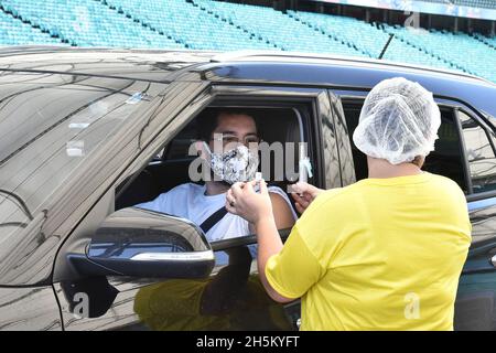 Salvador, Bahia, Brasile. 10 novembre 2021. (INT) la vaccinazione contro il Covid-19 è effettuata allo stadio Arena Fonte Nova, a Salvador. 10 novembre 2021, Salvador, Bahia, Brasile: La vaccinazione contro Covid-19, una malattia causata dal coronavirus, è effettuata nel sistema drive-thru allo stadio Arena Fonte Nova, a Salvador, Bahia, Mercoledì (10) (Credit Image: © Walmir Cirne/TheNEWS2 via ZUMA Press Wire) Foto Stock