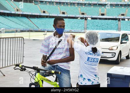 Salvador, Bahia, Brasile. 10 novembre 2021. (INT) la vaccinazione contro il Covid-19 è effettuata allo stadio Arena Fonte Nova, a Salvador. 10 novembre 2021, Salvador, Bahia, Brasile: La vaccinazione contro Covid-19, una malattia causata dal coronavirus, è effettuata nel sistema drive-thru allo stadio Arena Fonte Nova, a Salvador, Bahia, Mercoledì (10) (Credit Image: © Walmir Cirne/TheNEWS2 via ZUMA Press Wire) Foto Stock