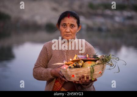 Kathmandu, Nepal. 10 novembre 2021. Un devoto offre frutti come parte dei rituali durante la celebrazione al fiume Bagmati. Il festival Chhath è celebrato per adorare Dio Sole dove i devoti rendono omaggio al sole e a sua sorella 'Chhathi Maiya'. Il Chhath Puja è eseguito per ringraziare Dio Sole per aver sostato la vita sulla terra e per chiedere la concessione di certi desideri. (Foto di Bivas Shrestha/SOPA Images/Sipa USA) Credit: Sipa USA/Alamy Live News Foto Stock