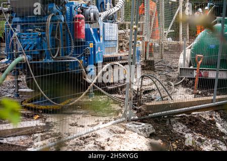 Wendover, Regno Unito. 9 novembre 2021. HS2 stanno perforando nel gesso sotto i Chilterns all'ex fattoria di Barn di strada alla periferia di Wendover. La gente del posto è sempre più preoccupata per l'impatto ambientale che HS2 ha sulla falda acquifera di gesso attraverso i Chilterns mentre HS2 rischia di inquinare l'approvvigionamento idrico. HS2 costruirà una fabbrica di bentonite presso il sito e un pernottamento per un massimo di 240 lavoratori HS2. Credit: Maureen McLean/Alamy Foto Stock