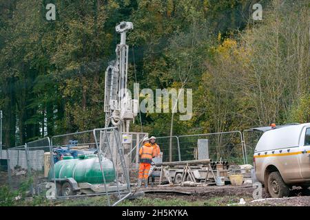 Wendover, Regno Unito. 9 novembre 2021. HS2 stanno perforando nel gesso sotto i Chilterns all'ex fattoria di Barn di strada alla periferia di Wendover. La gente del posto è sempre più preoccupata per l'impatto ambientale che HS2 ha sulla falda acquifera di gesso attraverso i Chilterns mentre HS2 rischia di inquinare l'approvvigionamento idrico. HS2 costruirà una fabbrica di bentonite presso il sito e un pernottamento per un massimo di 240 lavoratori HS2. Credit: Maureen McLean/Alamy Foto Stock