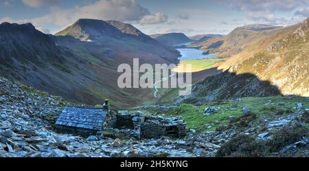 Warnscale Bothy, situato vicino all'Honister Pass, a Borrowdale, nel distretto dei laghi del Regno Unito, guardando verso ovest verso Buttermere e Crumnock Water Foto Stock