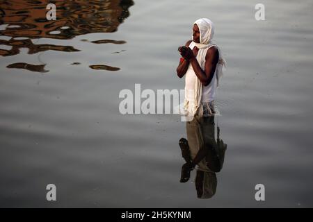 Kathmandu, Bagmati, Nepal. 10 novembre 2021. Un uomo offre preghiere per prendere il sole durante il Chhath Festival a Kathmandu. La festa di Chhath è dedicata al sole, che è considerato un segno di stabilità e prosperità, e una dea vedica 'Chhathi Maiya.' (Credit Image: © Sunil Sharma/ZUMA Press Wire) Foto Stock