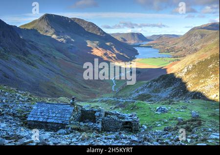 Warnscale Bothy, situato vicino all'Honister Pass, a Borrowdale, nel distretto dei laghi del Regno Unito, guardando verso ovest verso Buttermere e Crumnock Water Foto Stock