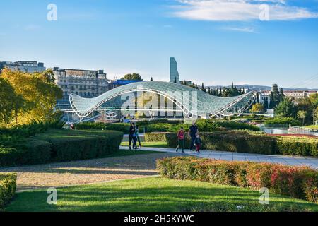 Tbilisi, Georgia - 24 ottobre 2021: Il Parco Rike nella capitale georgiana con il Ponte della Pace, ponte pedonale a forma di arco sul Kura Foto Stock