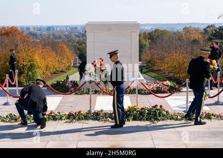 I soldati con il terzo reggimento di fanteria statunitense, noto come "la vecchia Guardia", spostano i fiori durante un evento commemorativo centenario alla Tomba del Milite Ignoto, nel cimitero nazionale di Arlington, mercoledì 10 novembre 2021, ad Arlington, Virginia.Credit: Alex Brandon/Pool via CNP /MediaPunch Foto Stock