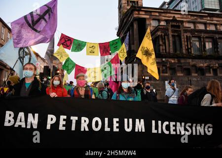 Glasgow, Scozia, Regno Unito. 10 novembre 2021. Una veglia di 24 ore da parte di Extinction Rebellion manifestanti o 'ribelli' si è svolto fuori l'ufficio di Glasgow di J.P.Morgan Chase e Co Bank al 45 Waterloo Street. La protesta è culminata con una marcia alle porte del COP26 Climate Summit. Diverse centinaia di manifestanti, tra cui personale medico, sono stati accompagnati da una band Samba. J.P.Morgan è stato mirato per il suo elevato livello di investimenti in progetti di combustibili fossili. (Credit Image: © Rod Harbinson/ZUMA Press Wire) Foto Stock