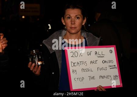 Glasgow, Scozia, Regno Unito. 10 novembre 2021. Una veglia di 24 ore da parte di Extinction Rebellion manifestanti o 'ribelli' si è svolto fuori l'ufficio di Glasgow di J.P.Morgan Chase e Co Bank al 45 Waterloo Street. La protesta è culminata con una marcia alle porte del COP26 Climate Summit. Diverse centinaia di manifestanti, tra cui personale medico, sono stati accompagnati da una band Samba. J.P.Morgan è stato mirato per il suo elevato livello di investimenti in progetti di combustibili fossili. (Credit Image: © Rod Harbinson/ZUMA Press Wire) Foto Stock