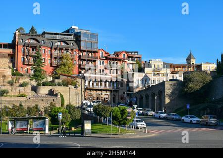 Tbilisi, Georgia - 24 ottobre 2021: Hotel e altri edifici nel centro storico della capitale georgiana. Strada con auto parcheggiate, persone sul Foto Stock