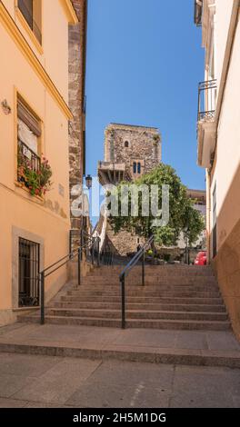 Caceres, Extremadura, Spagna - 3 GIUGNO 2021 - Espaderos torre, situato nella città monumentale di Caceres, Estremadura Foto Stock