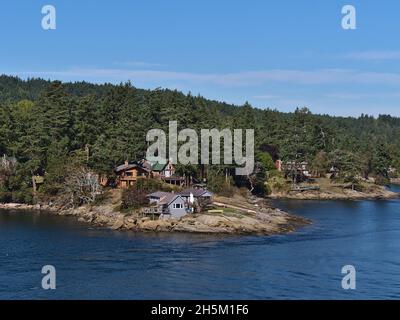 Paesaggio idilliaco con case residenziali sulla costa rocciosa di Galiano Island, stretto di Georgia, British Columbia, Canada in autunno. Foto Stock