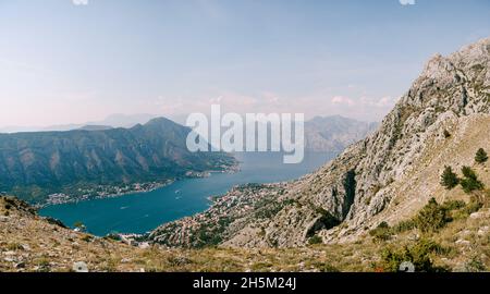 Vista dal Monte Lovcen sulla città vecchia di Cattaro Foto Stock