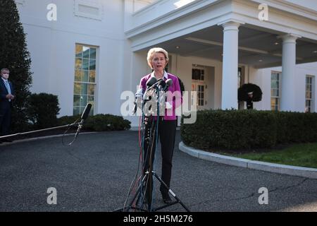 Washington, DC. 10 novembre 2021. Presidente della Commissione europea, Ursula von der Leyen parla ai giornalisti fuori dell'ala ovest della Casa Bianca dopo un incontro con il presidente degli Stati Uniti Joe Biden il 10 novembre 2021 a Washington, DC. Credit: Oliver Contreras/Pool via CNP/dpa/Alamy Live News Foto Stock