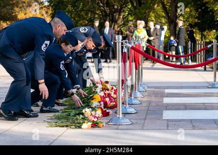 Arlington, Virginia. 10 novembre 2021. Gli airmen dell'aeronautica degli Stati Uniti collocano i fiori durante un evento di commemorazione centennale alla tomba del Milite Ignoto, nel cimitero nazionale di Arlington, mercoledì 10 novembre 2021, ad Arlington, Virginia. Credit: Alex Brandon/Pool via CNP/dpa/Alamy Live News Foto Stock