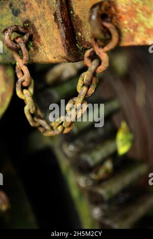 Lunghezza della catena arrugginita sul vecchio verricello. Foto Stock