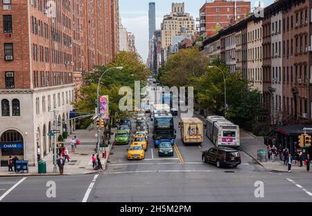 New York, NY, USA -- Ott 13, 2015. Foto che si affaccia sulla 10th Street a Manhattan in un'intensa giornata autunnale. Foto Stock
