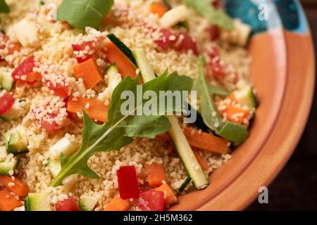 Insalata di couscous mediterraneo su piatto da vicino Foto Stock