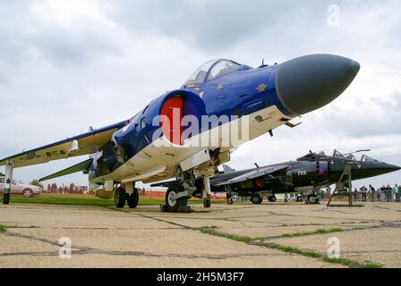 British Aerospace Sea Harrier FA2 ZH809 e T.8N ZD991, precedentemente con Royal Navy 899 Squadron, 899 NAS. Con Everett Aero a Bentwaters Foto Stock