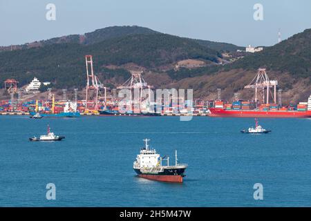 Busan, Corea del Sud - 22 marzo 2018: Le navi da carico industriali sono nella baia di Busan in una giornata di sole Foto Stock