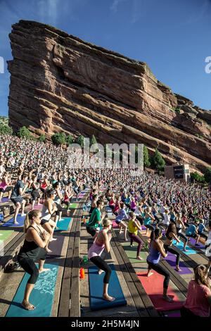 Praticanti di yoga, Yoga su rocce rosse rocce anfiteatro, Morrison, Colorado, STATI UNITI D'AMERICA Foto Stock