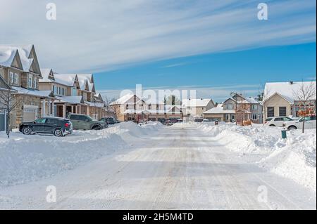 suburban quartiere strada dopo la tempesta di neve Foto Stock