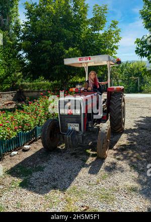 Ankara, Turchia - Settembre 18 2021: Donna motrice trattore. Foto Stock