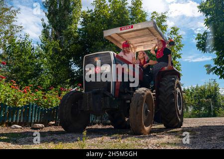 Ankara, Turchia - Settembre 18 2021: Donna che guida il trattore e altre donne sedute in cabina. Foto Stock