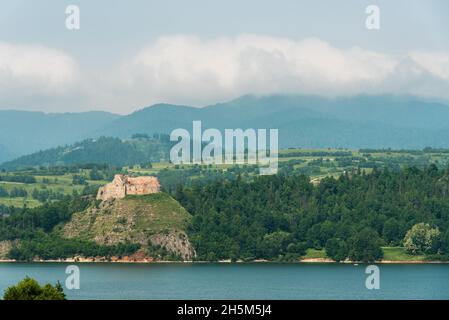 Niedzica-Zamek un antico castello polacco che si affaccia su un secondo castello e un bacino idrico e diga Foto Stock