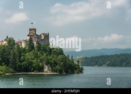 Niedzica-Zamek un antico castello polacco che si affaccia su un secondo castello e un bacino idrico e diga Foto Stock