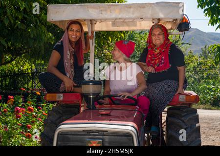 Ankara, Turchia - Settembre 18 2021: Donna che guida il trattore e altre donne sedute in cabina. Foto Stock