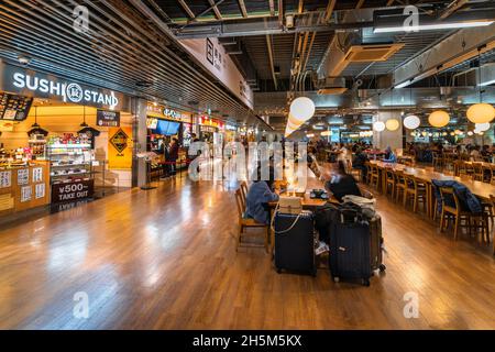 tokyo, giappone - dicembre 06 2019: Ristoranti Giapponesi di Sushi e piatti locali allineati nella corte alimentare del terminal 3 domestico di Narita Interna Foto Stock