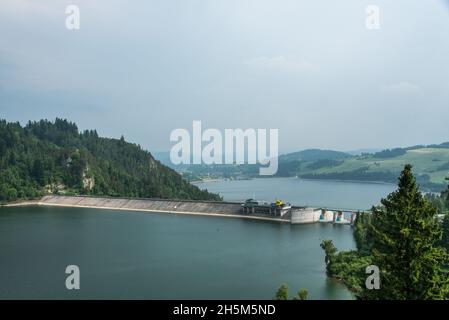 Niedzica-Zamek un antico castello polacco che si affaccia su un secondo castello e un bacino idrico e diga Foto Stock