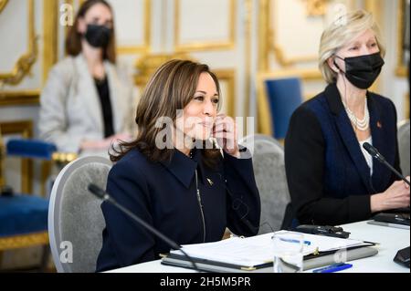 Parigi, Frankreich. 10 novembre 2021. Il Vice Presidente degli Stati Uniti Kamala Harris partecipa ad un incontro bilaterale con il Presidente francese Emmanuel Macron al Palazzo Elysee di Parigi il 10 novembre 2021. Credit: Eliot Blondt/Pool via CNP/dpa/Alamy Live News Foto Stock