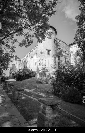 Niedzica-Zamek un antico castello polacco che si affaccia su un secondo castello e un bacino idrico e diga Foto Stock