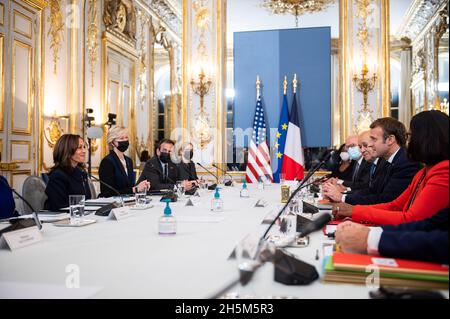 Parigi, Frankreich. 10 novembre 2021. Il Presidente francese Emmanuel Macron ha un incontro bilaterale con il Vice Presidente degli Stati Uniti Kamala Harris presso l'Elysee Palace di Parigi il 10 novembre 2021. Credit: Eliot Blondt/Pool via CNP/dpa/Alamy Live News Foto Stock