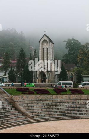 Colpo verticale della chiesa del Santo Rosario bui a Sapa, Vietnam Foto Stock